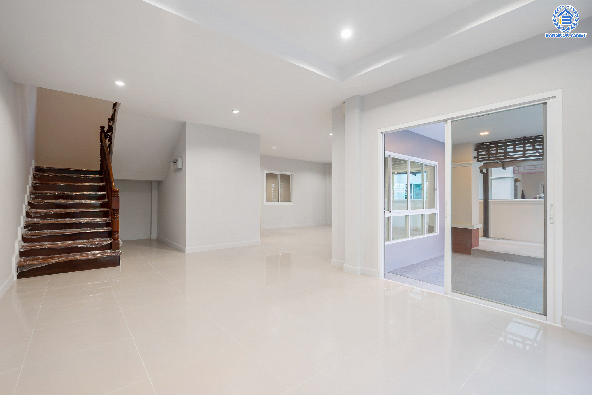 บ้านมือสองตกแต่งใหม่ ม.นันท์นรินทร์ นาวง-ดอนเมือง บ้านแฝดพร้อมอยู่ เนื้อที่ 36 ตร.ว. ฟังก์ชัน 3 ห้องนอน 3 ห้องน้ำ จอดรถได้ 2 คัน บนทำเลดีที่สุด ราคาคุ้มสุดในย่านนี้! เชื่อมต่อทุกการเดินทาง ใกล้สนามบินดอนเมือง ทางด่วน "ศรีสมาน" และรถไฟฟ้าสายสีแดง "สถานีดอนเมือง"…